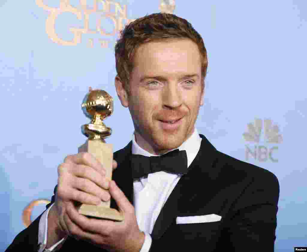 Damian Lewis, pemenang aktor terbaik untuk katagori serial drama televisi dalam film &quot;Homeland&quot; berpose dengan piala kemenangan yang diraihnya dalam ajang Golden Globe Awards ke-70 di Beverly Hills, California, 13 Januari 2013. (REUTERS/Lucy Nicholson)