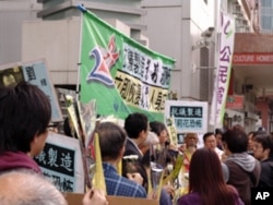 香港民主派人士中联办前抗议打压维权人士