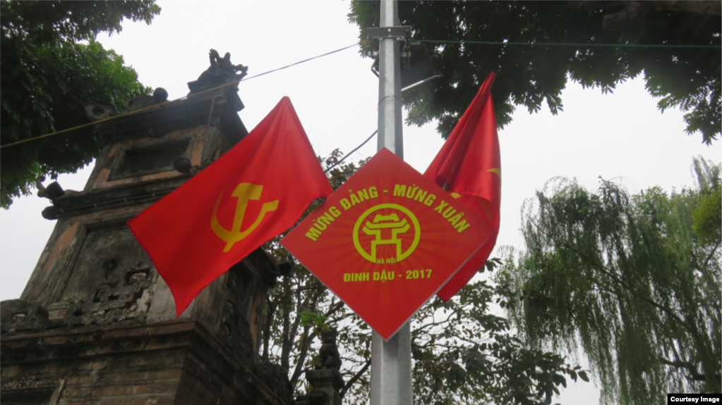 Ở Việt Nam thì ngay cả Tết cổ truyền cũng bị “chính trị hoá”, và Hà Nội cũng không phải là ngoại lệ.