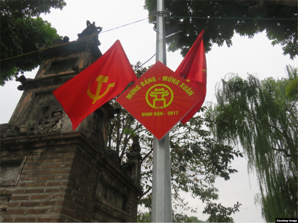 Ở Việt Nam thì ngay cả Tết cổ truyền cũng bị &ldquo;chính trị hoá&rdquo;, và Hà Nội cũng không phải là ngoại lệ. 