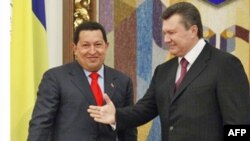 Президент України Віктор Янукович і президент Венесуели Уго Чавес.