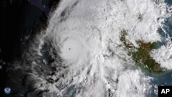 Esta imagen satelital, proporcionada por Administración Nacional Oceánica y Atmosférica muestra el huracán Willa en camino hacia el Pacífico de México.