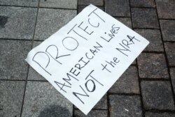 Poster yang mendukung pengetatan kepemilikan senjata tergeletak di tanah, di Capitol Hill, Washington D.C, 23 Juni 2016. (Foto: Reuters)