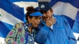 El presidente de Nicaragua, Daniel Ortega, y su esposa y vicepresidenta, Rosario Murillo, encabezan una manifestación en Managua, el 5 de septiembre de 2018. (AP Photo/Alfredo Zuniga, File)