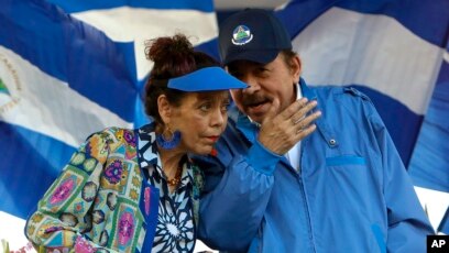 El presidente de Nicaragua, Daniel Ortega, conversa con la vicepresidente y primera dama, Rosario Murillo, durante un acto en Managua, el 5 de septiembre de 2018.