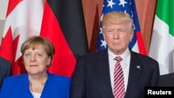 도널드 트럼프 미국 대통령(오른쪽)과 앙겔라 메르켈 독일 총리가 지난 26일 이탈리아 타오르미나에서 열린 G7 정상회의에서 기념촬영을 하기 위해 나란히 서 있다.