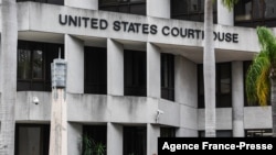 Un guardia de seguridad pasa frente al juzgado federal de EE. UU. C. Clyde Atkins en Miami, Florida, el 20 de enero de 2022, durante la primera comparecencia ante el tribunal del haitiano-chileno Rodolphe Jaar.