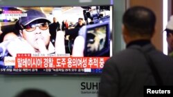 Warga menyaksikan siaran berita di stasiun kereta di Seoul, yang melaporkan pembunuhan Kim Jong Nam, kakak tiri Pemimpin Korea Utara, Kim Jong Un, 14 Februari 2017.