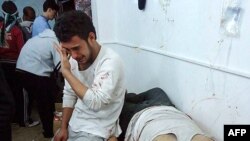 Thân nhân khóc người thân bị lực lượng chính phủ Syria giết chết ở thành phố Homs. Các nhà tranh đấu nói rằng hàng trăm người đã bị giết chết ở Homs