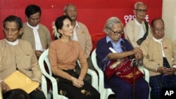 NLD ႐ုံးခ်ဳပ္တြင္ က်င္းပသည့္ အမ်ဳိးသားေအာင္ပြဲေန႔ အခမ္းအနားသုိ႔ တက္ေရာက္ေနသည့္ ေဒၚေအာင္ဆန္းစုၾကည္ႏွင့္ NLD အမႈေဆာင္လူႀကီးအခ်ဳိ႕။ (ဒီဇင္ဘာ ၁၊ ၂၀၁၀)