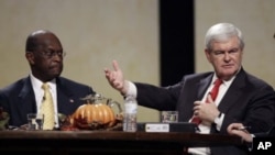 美国共和党总统参选人金里奇(左)11月19号在一论坛上讲话