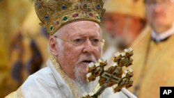 Kepala Ekumenis Bartholomew I, yang merupakan pemimpin dari umat Kristen Ortodoks di seluruh dunia, memimipin misa di Katedral St. Sofia di Kyiv, Ukraina, pada 22 Agustus 2021. (Foto: AP/Efrem Lukatsky)
