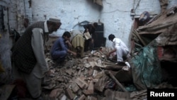 Ruševine u Peševaru, u severnom Pakistanu posle snažnog zemljotresa koji se osetio u Avganistanu, Pakistanu i indiji, 26. oktobar 2015.