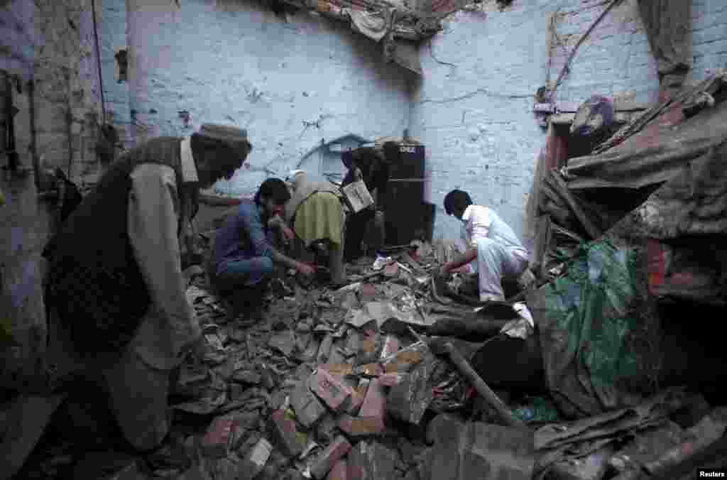 پاکستان میں آنے والے طاقتور زلزلے سے متاثرہ علاقوں میں امدادی کارروائیاں تیز کر دی گئیں۔