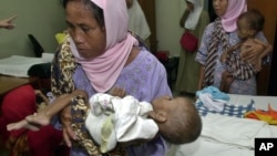 Seorang ibu di Jawa Barat membawa anaknya yang menderita "stunting" ke sebuah klinik.