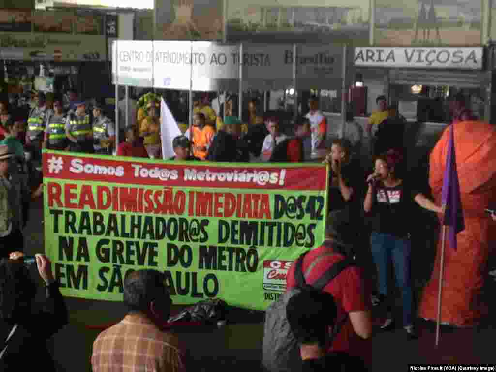 Les manifestants arrivent à la Rodaviara