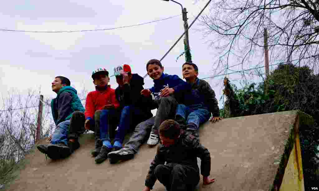 Refugee kids at Idomeni camp aim for the skies. (Jamie Dettmer for VOA) 