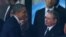 Barack Obama e Raúl Castro no funeral de Nélson Mandela