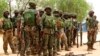 Militares nigerianos durante uma parada na aldeia de Baga perto da cidade de Maiduguri no Estado de Borno, Maio 2013.