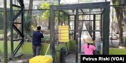 Kandang besar untuk burung atau aviary aves yang akan direvitalisasi Kebun Binatang Surabaya setelah mendapat Izin Lembaga Konservasi, Surabaya, 24 Mei 2019. (Foto: Petrus Riski-VOA)