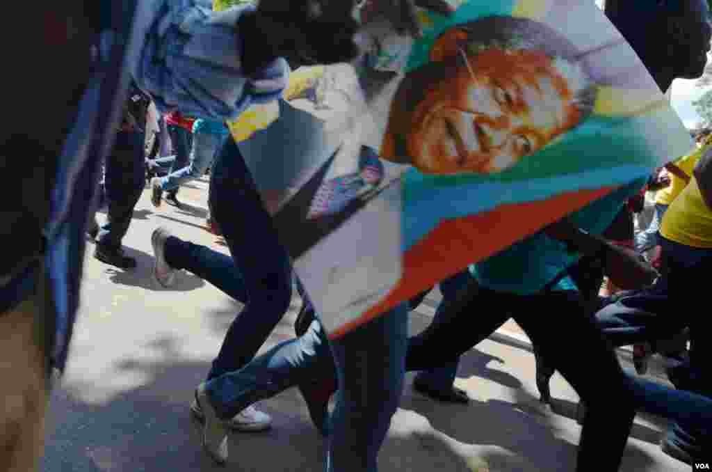 Crowds of people walk after learning they would not be able to view Nelson Mandela&#39;s body at the Union Buildings in Pretoria, Dec. 13, 2013. (Peter Cox for VOA) 