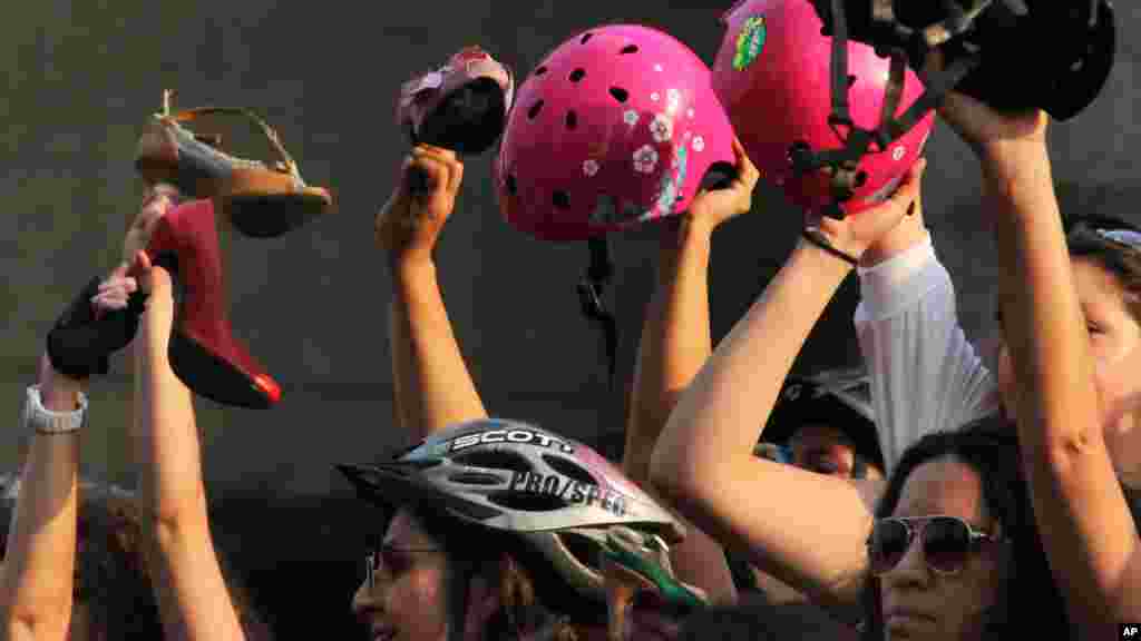 Phụ nữ mang giày cao gót đạp xe để kỷ niệm ngày Quốc tế Phụ nữ tại Mexico City.