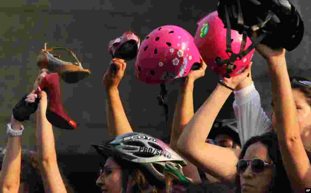 Atlet sepeda mengenakan gaun dan sepatu berhak tinggi merayakan Hari Perempuan Internasional setelah berhasil mencapai garis akhir rute sepeda mereka di Mexico City, 7 Maret 2015.