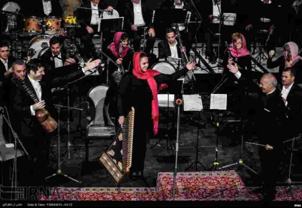 اجرای ارکستر ملی جمهوری آذربایجان به مناسبت هفته فرهنگی آذربایجان در تالار فرشچیان اصفهان. عکس: کاظم قانع