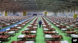 İran ordusunun zabiti Tehranda COVID-19-la əlaqədar açılmış 2,000 çarpayılıq xəstəxananı təftiş edir. 26 mart, 2020.