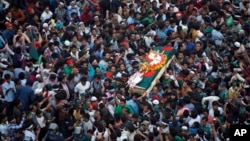 Những người Bangladesh mang theo quan tài chứa thi thể của blogger Ahmed Rajib Haider tại tang lễ ở Dhaka, Bangladesh, ngày 16/2/2013.