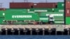 Un camionero pasa frente a contenedores en el congestionado puerto de Los Ángeles en San Pedro, California, EE. UU., 29 de septiembre de 2021.