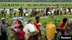 Rohingya refugees, who crossed the border from Myanmar two days before, walk after they received permission from the Bangladeshi army to continue on to the refugee camps, in Palang Khali, near Cox's Bazar, Bangladesh, Oct.19, 2017. 