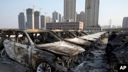 天津港新车停车场里被烧焦的汽车 （2015年8月13日）