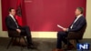 Predsednik Samoopredeljenja, Aljbin Kurti, u razgovoru sa novinarom Jugoslavom Ćosićem, tokom intervjua za Televiziju N1 emitovanog 6. novembra 2019, u Prištini, Kosovo. (Foto: YouTube kanal N1)