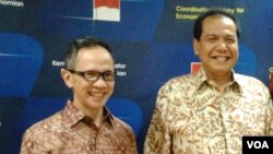 Kepala BKPM Mahendra Siregar (kiri) dan Menko Chairul Tanjung di kantor Kemenko Perekonomian, Jakarta (Foto: dok).