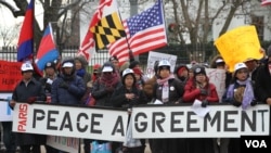 Cambodians protestors hold a sign to the terms of the Paris Peace Agreement of 1991 at a mass rally in front of the White House, in Washington, D.C., Sunday, December 10, 2017. (Nem Sopheakpanha/VOA)