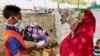 Seorang perempuan Somalia diberi tahu bagaimana melindungi dirinya dari virus corona, di kamp IDP Weydow di Mogadishu, Somalia. (Hamza Osman/International Organization for Migration via AP)