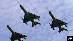 Pesawat jet tempur MIG 21 Angkatan Udara India (IAF) terlihat mengudara saat parade di pangkalan udara di Tezpur, India, Jumat, 21 November 2014. (Foto: AP)