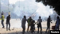 Tembakan dilepaskan saat para anggota Ikhwanul Muslimin dan para pendukung Mohamed Morsi bentrok dengan penentang Morsi di Kairo (22/7). (Foto: Reuters)
