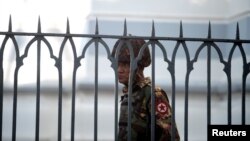 ရန်ကုန်မြို့ ဟိန္ဒူဘုရားကျောင်းရှေ့အနီးမှာ တွေ့ရတဲ့ မြန်မာစစ်တပ် တပ်ဖွဲ့ဝင်တချို့။ (ဖေဖော်ဝါရီ ၀၂၊ ၂၀၂၁)