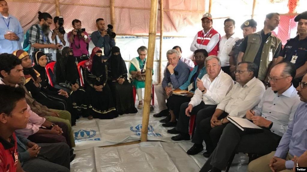 Tổng thư ký Liên hiệp quốc Antonio Guterres (áo trắng bìa trái) nghe người tị nạn Rohingya kể về những thống khổ của họ tại Myanmar.