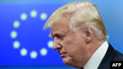 Президент США Дональд Трамп на фоне флага Евросоюза