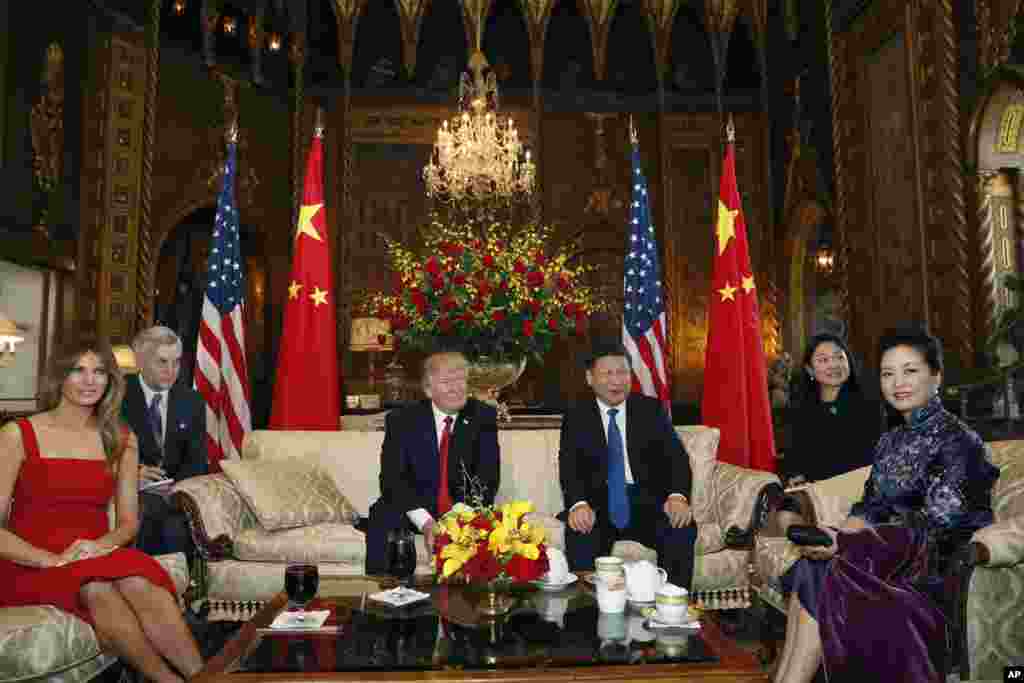 美国总统川普和夫人同中国国家主席习近平和夫人在佛罗里达州海湖庄园的客厅里就座(2017年4月6日)
