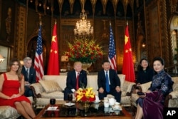 Президент Трамп і лідер КНР Сі Цзіньпін з дружинами