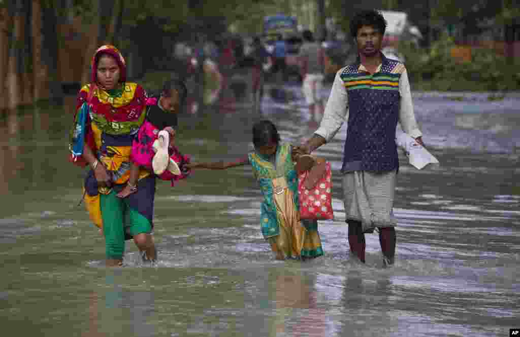 وضعیت بحرانی مردم سیل زده در شرق هند هنوز ادامه دارد. حدود ۴.۵ میلیون تحت تاثیر بارندگی های شدید اخیر قرار گرفتند.&nbsp;