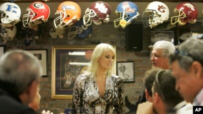 Diễn viên phim khiêu dâm Stormy Daniels từng ra tranh cử một ghế vào Thượng viện Hoa Kỳ đại diện bang Louisiana. Trong hình, cô đến thăm một nhà hàng địa phương ở thành phố New Orleans, ngày 6 tháng 5, 2009.