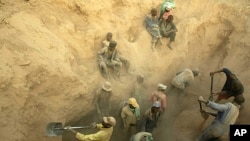 Miners dig for diamonds in Marange, Zimbabwe in this November 1, 2006 file photo.