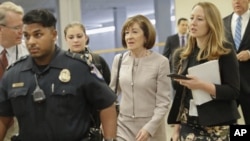 Susan Collins y algunos miembros de la prensa se consiguen en su llegada al Capitolio para la votación de continuar con la nominación de Kavanaugh. Noviembre 5, 2018.