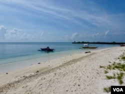 The island's beaches: turquoise waters and powdery white sand. (D. Agnote for VOA)