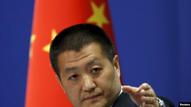 中国外交部发言人陆慷在记者会上(资料照片)